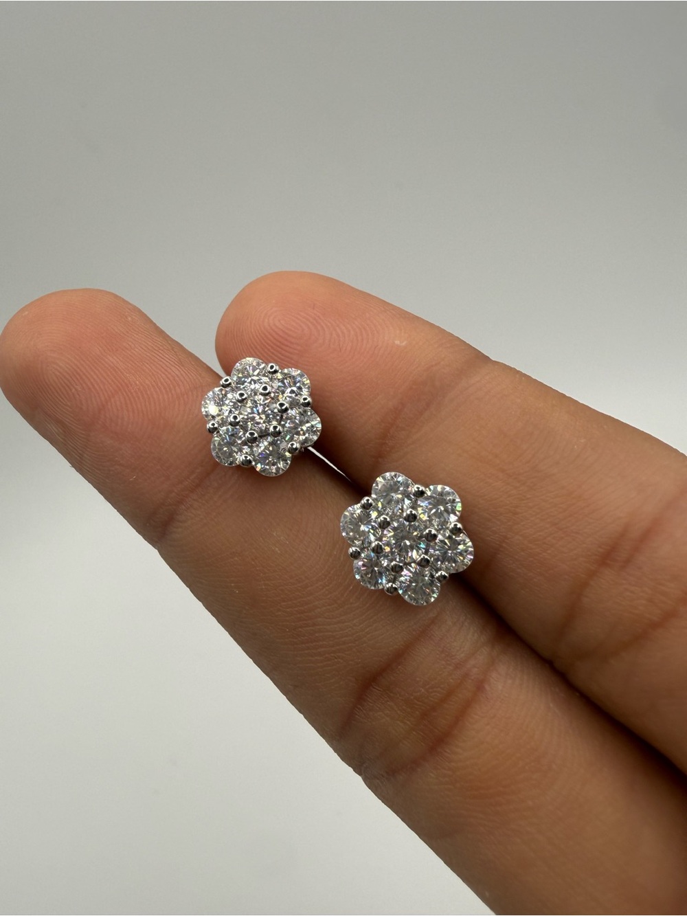 VVS1 Moissanite Flower earrings 1ct